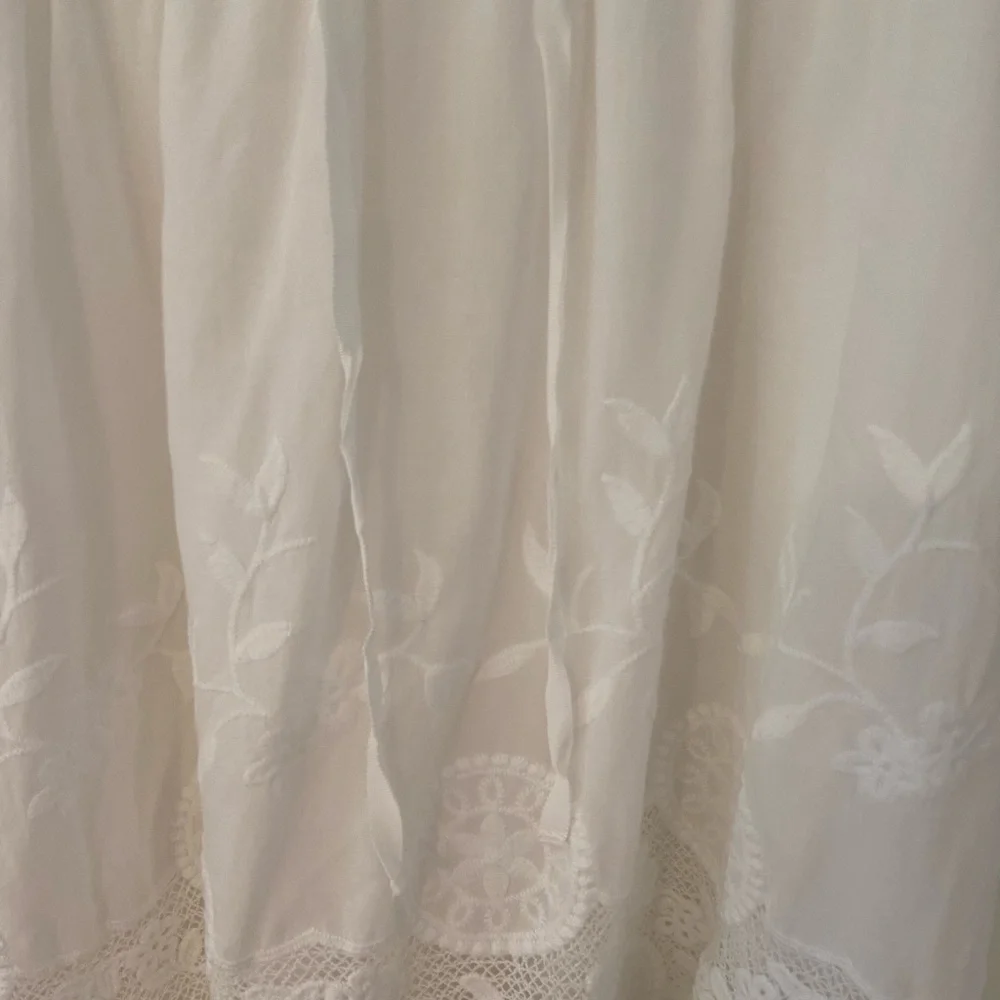 Pretty forever new embroidered blouse - Picture 4 of 7